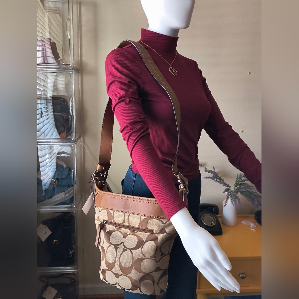 COACH Signature Bleeker Hobo Bag In EUC - Picture 2 of 9